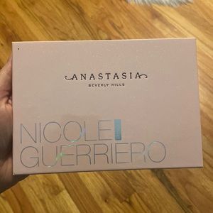 ANASTASIA BEVERLY HILLS / NICOLE GUERRIERO GLOW KIT